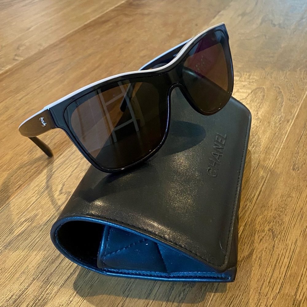 Chanel Shield Sunglasses black/beige